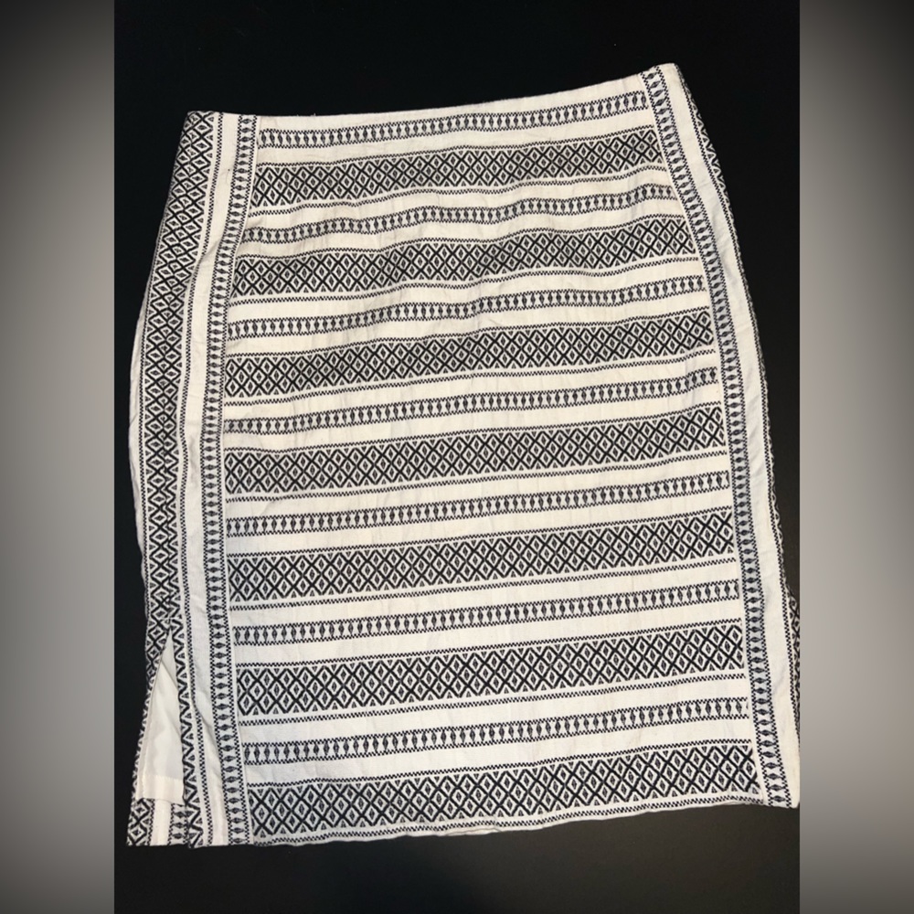 LOFT Black and White Aztec Type Print  Zip Up Skirt Size 12P (Petite) EUC